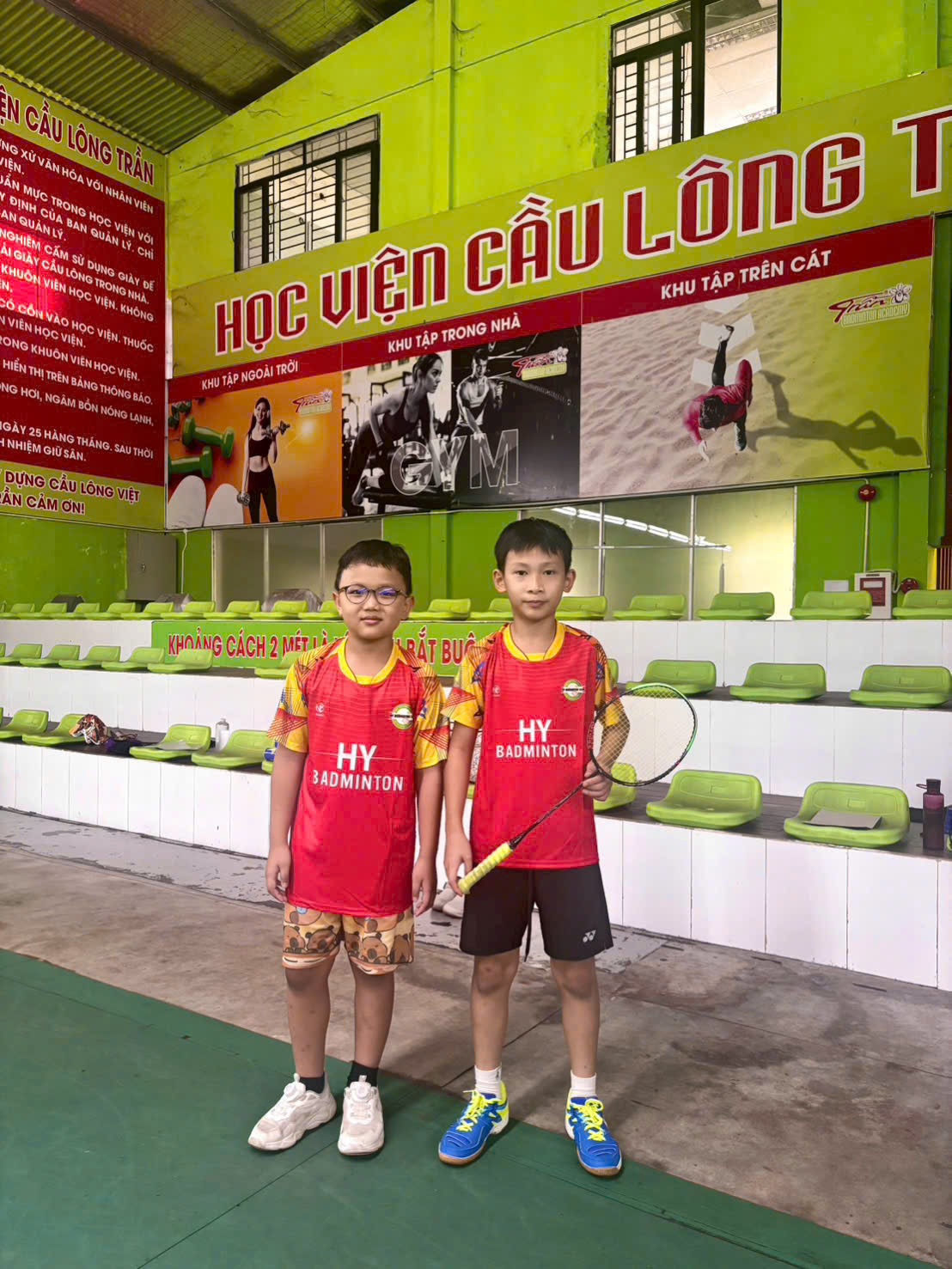 Học viên tập luyện tại sân cầu lông